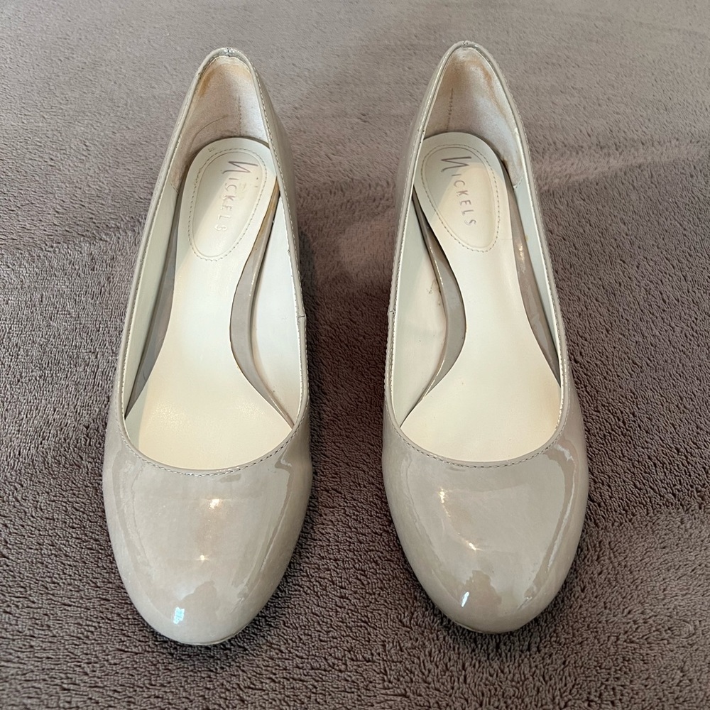 Tan patent leather. Chunky heel. Sturdy, well made by Nickels. Very comfortable!